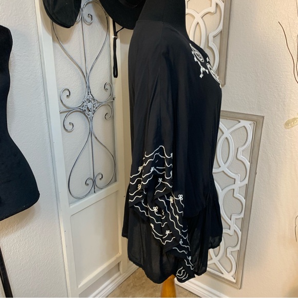 Westbound black with white embroidered design and butterfly wings arms. Size 3X - Picture 6 of 11